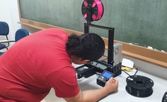 Equipe do Instituto de Computação em demonstração de impressora 3D