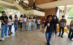 O monitor da Usina Ciência, Abdon Filho, demonstrando a experiência com o Gerador de Van de Graaff