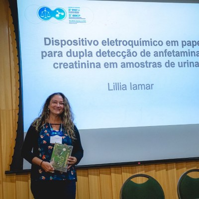 Professora Adrina Ribeiro, coordenadora do Laboratório de Eletroquímica, Polímeros e Ciências Forenses da Ufal