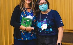 Professora Adriana Ribeiro na premiação do evento