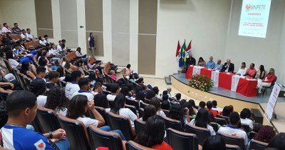 Abertura do Sinpete, no auditório da Reitoria, com alunos de escolas da educação básica