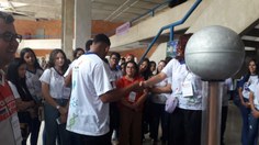 Estudantes da Escola Estadual Belarmino Vieira Barros, de Minador do Negrão, conhecendo o gerador Van der Graaf