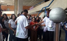 Estudantes da Escola Estadual Belarmino Vieira Barros, de Minador do Negrão, conhecendo o gerador Van der Graaf