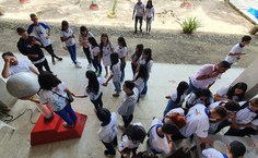 Estudantes participam de experiência com o Gerador de Van der Graaf