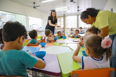 Crianças no refeitório do agora Colégio de Aplicação Telma Vitória