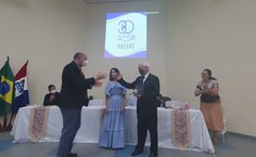 Reitor Josealdo Tonholo e Geiza Correia prestam homenagem ao professor Roberaldo