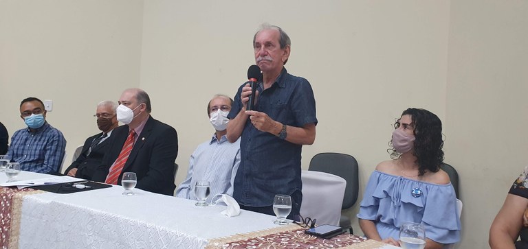 Professor Rogério Pinheiro, reitor honorário da Ufal prestigiou a cerimônia e parabenizou o trabalho do professor Roberaldo, Rogério também foi professor do Paespe