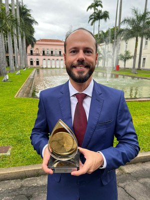 Professor Eduardo Toledo com o Prêmio ANP