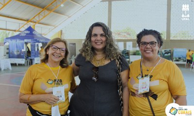 A coordenadora do Peld Costa dos Corais AL, Nídia Fabré (esq.); Alessandra Brandão (centro), do PeldCom; e Lídia Ramires (dir.), da comunicação do Peld Costa dos Corais AL