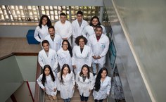 Equipe de professores e estudantes