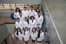 Equipe de professores e estudantes