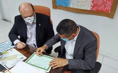 Alexandre Mangueira durante assinatura do diploma de doutorado