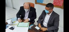 Assinatura do diploma doutorado de Alex Mangueira