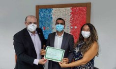 Reitor Tonholo durante entrega do diploma de doutorado de Alexandre Mangueira, com a orientadora da tese, professora Adriana Ribeiro