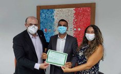 Reitor Tonholo durante entrega do diploma de doutorado de Alexandre Mangueira, com a orientadora da tese, professora Adriana Ribeiro