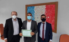 Reitor Tonholo, o novo doutor Alexandre Mangueira e o Superintendente da PF, delegado Sandro Luiz Valle Pereira, que também esteve presente durante a entrega do diploma
