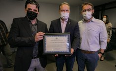 Homenagem da Uneal ao governador