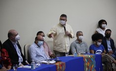 Professor Fábio Guedes, presidente da Fapeal,  na recepção aos estudantes