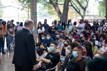 Reitor fala com os estudantes no hall da Reitoria -  foto Jônatas Medeiros