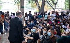 Reitor fala com os estudantes no hall da Reitoria -  foto Jônatas Medeiros