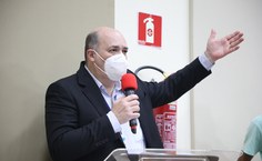 Reitor Josealdo Tonholo dá as boas-vindas aos estudantes - foto Jônatas Medeiros