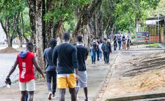 Ruas movimentadas no Campus A.C. Simões, com muitos estudantes retornando às aulas presenciais - foto Renner Boldrino