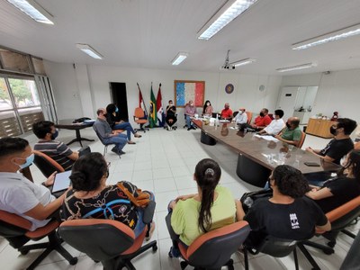 Reunião realizada no gabinete do reitor Josealdo Tonholo com representantes da comunidade de surdos e ouvintes