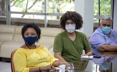 Janda Alencar, Gabriel Ferreira, do DCE, e o professor Théo Fortes