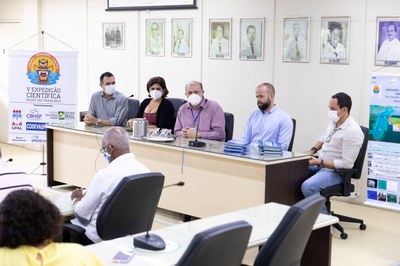 Reitor Josealdo Tonholo e vice-reitora Eliane Cavalcanti participam do lançamento das cartilhas