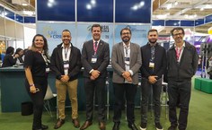 Joedna Hubner, assessora do Núcleo de Pesquisa e Inovação da Secretaria de Educação Profissional e Tecnológica (Setec) do MEC; Thiago Araújo Silva de Oliveira, do Instituto Federal de Alagoas e do time de desenvolvedores do aplicativo; secretário de Educação Profissional e Tecnológica do MEC, Tomás Dias Sant´Ana (terceiro da esq. para dir.); professor Alan Pedro, coordenador-geral do Nees/Ufal (de paletó cinza); seguido de Alisson Werner Arruda, também do Ifal, que faz parte da equipe do aplicativo Soutec