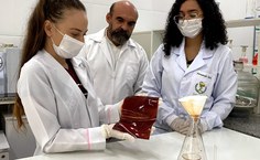 Professor Irinaldo Diniz com as alunas que estão à frente da pesquisa