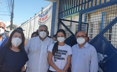 Comissão da Ufal em visita às escolas onde estão desabrigados de Maceió