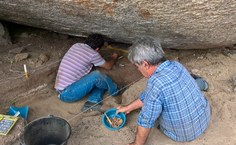 Os arqueólogos Flávio Moraes e Plínio Víctor durante as escavações no sítio Lajedo do Cruzeiro