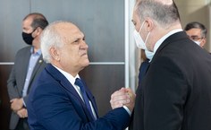 Presidente do TRE/AL, Otávio Leão Praxedes, cumprimenta o reitor Josealdo Tonholo