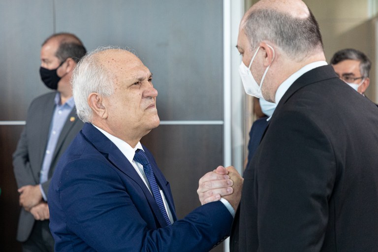 Presidente do TRE/AL, Otávio Leão Praxedes, cumprimenta o reitor Josealdo Tonholo