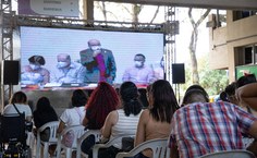 Aula inaugural acompanhada do telão no pátio da Reitoria