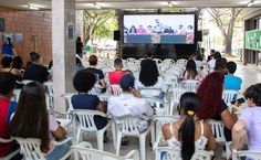 No pátio central da Reitoria também foi instalado um telão para os alunos acompanharem a solenidade