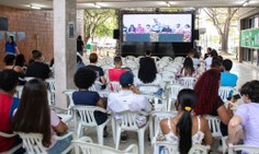 No pátio central da Reitoria também foi instalado um telão para os alunos acompanharem a solenidade