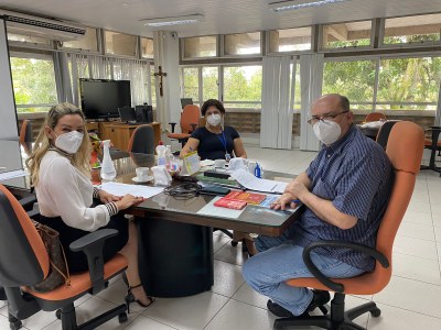 Reitor Josealdo Tonholo, a vice-reitora Eliane Cavalcanti e a gerente do Santander, Cristiane Calheiros