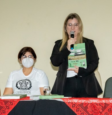 Prof. Silvana Copceski, coordenadora-geral de popularização da ciência do MCTI, prestigiou o lançamento do livro