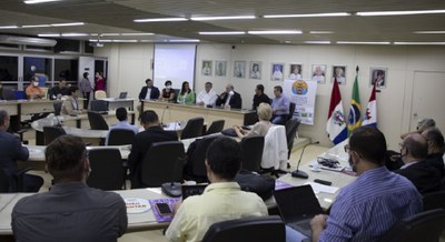 Equipe de gestão da Ufal e pesquisadores durante reunião com o ministro Paulo Alvim