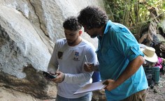 Professor Flávio Moraes no local das escavações