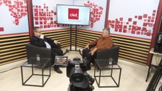 Professor Fernando Pimentel entrevista Luís Paulo Mercado em um dos programas