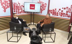 Professor Fernando Pimentel entrevista Luís Paulo Mercado em um dos programas