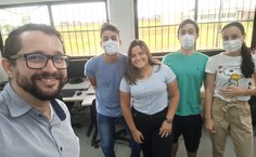 Professor Isnaldo e estudantes