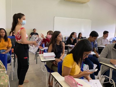 Integrantes do Centro Acadêmico da FDA estão sendo voluntários nessa ação pela democracia