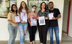 Professora Elaine Pimentel e alunos do Centro Acadêmico da FDA, que participam, como voluntários, da votação em separado