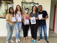 Professora Elaine Pimentel e alunos do Centro Acadêmico da FDA, que participam, como voluntários, da votação em separado