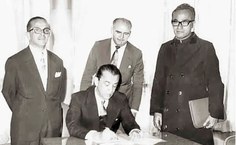 Juscelio_Kubitschek, em janeiro de 1961, assina o ato que criou a Ufal na presença do Dr A.C. Simões, Edgar Magalhães, assessor do MEC, e do deputado Padre Medeiros Netto