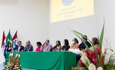 Mesa de abertura presidida pelo reitor Tonholo